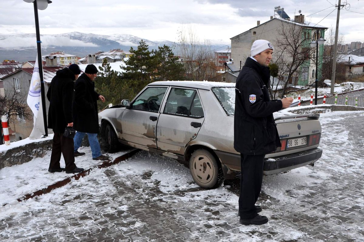 Kızını Okula Götürken Kaza Yaptı