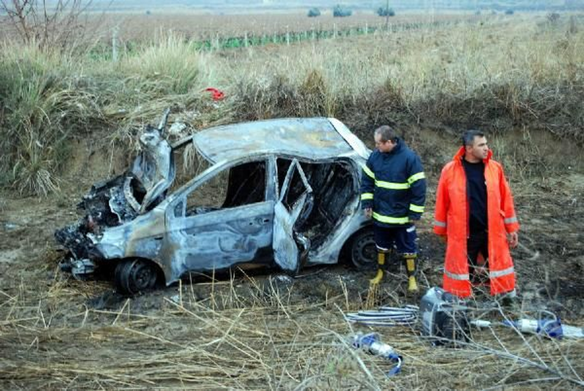 Manisa\'da Otomobil Şarampole Yuvarlandı: 1 Ölü