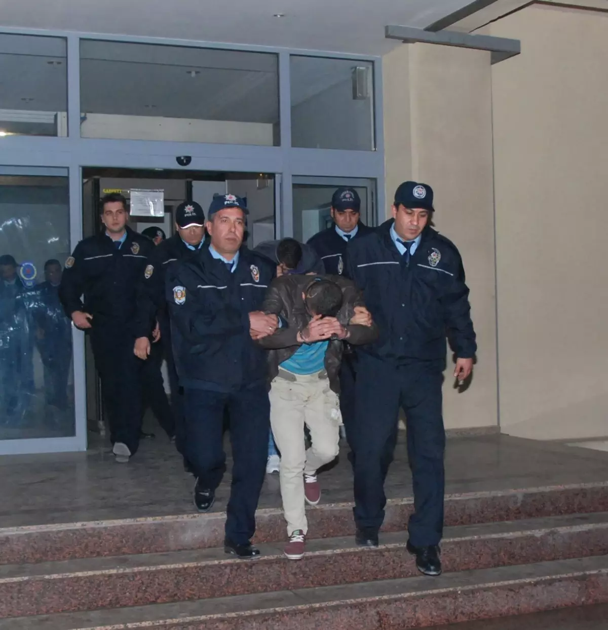 Nargile Çalan İki Hırsız Yakalandı