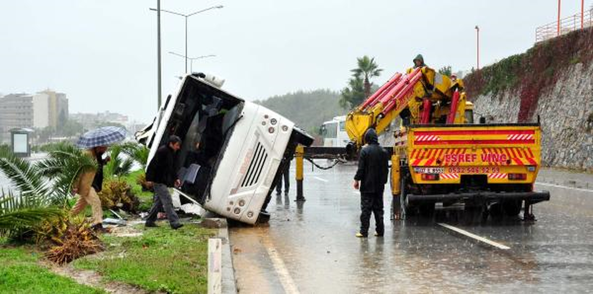 Öğrenci Servisi Devrildi: 3 Yaralı