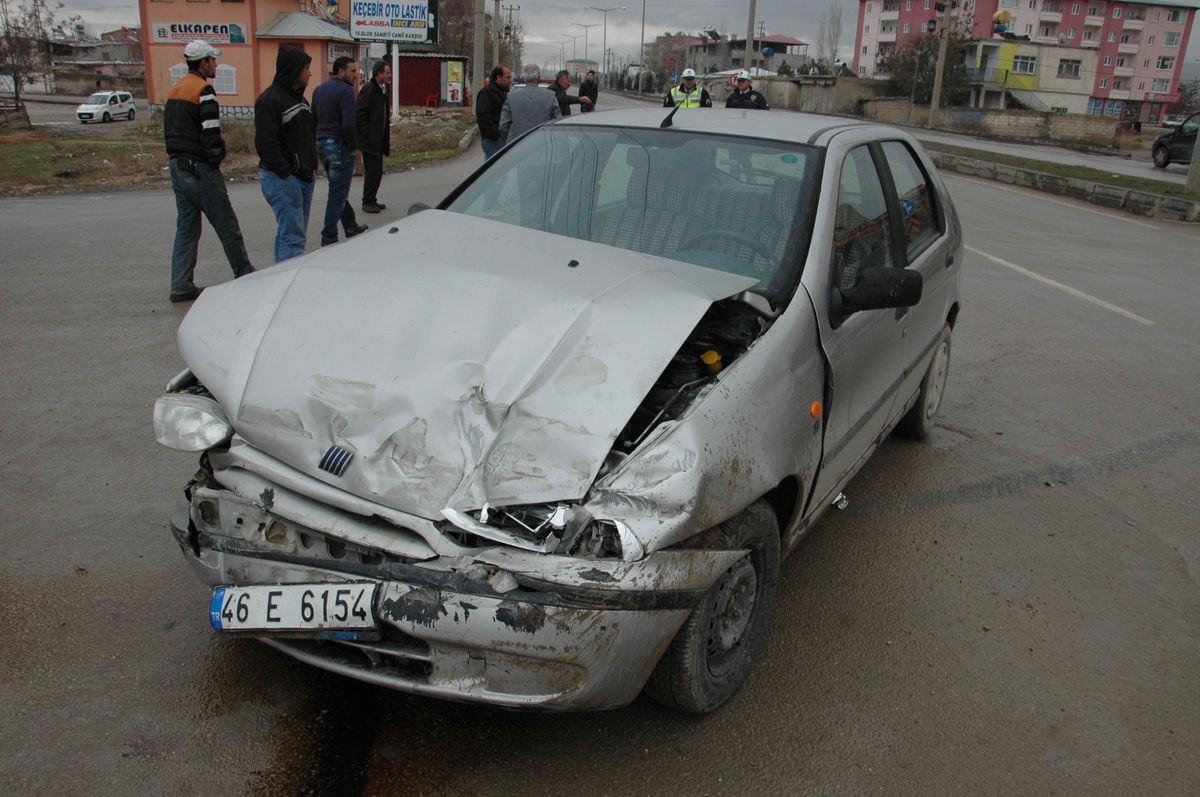 Öğrenci Servisi ile Otomobil Çapıştı: 2 Yaralı