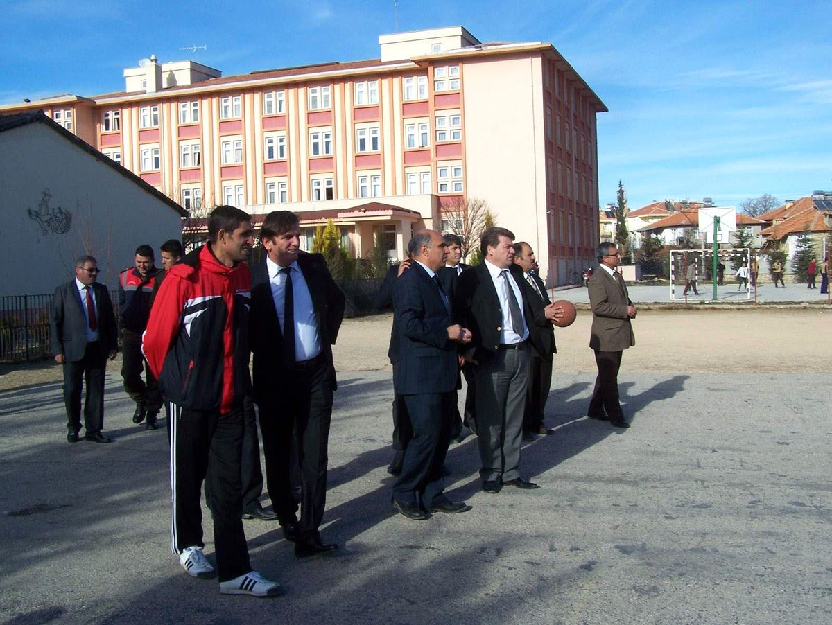 Okul Bahçesine Spor Alanı Yapılacak