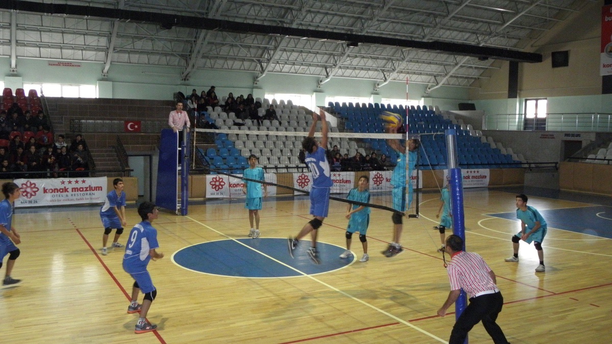 Okullar Arası Genç Kızlar ve Erkeler Voleybol Müsabakaları Başladı