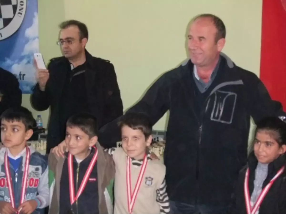 Satranç Yarışmasına Yoğun İlgi