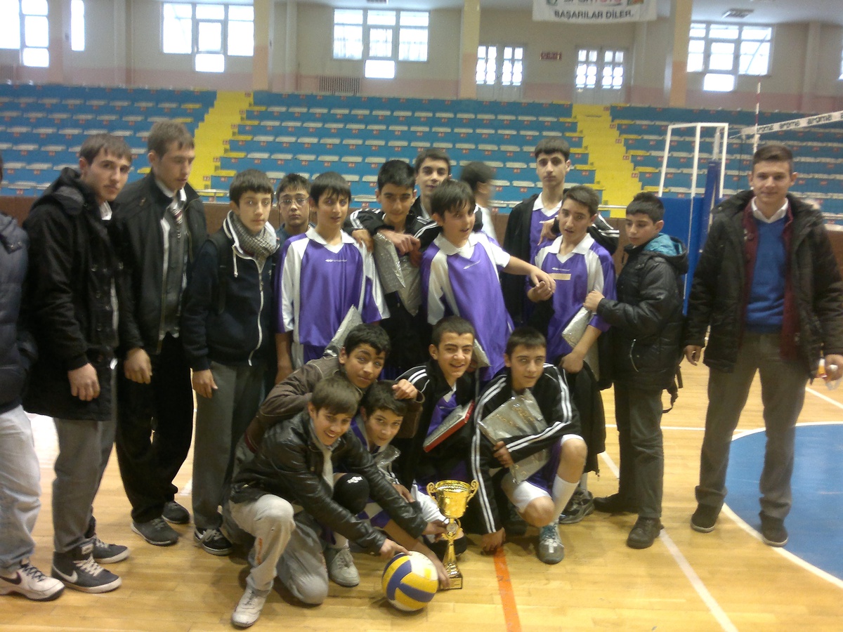 Spor Lisesi\'nden Örnek Davranış