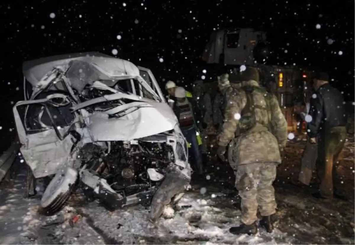 TIR Yolcu Minibüsünü Biçti: 4 Ölü