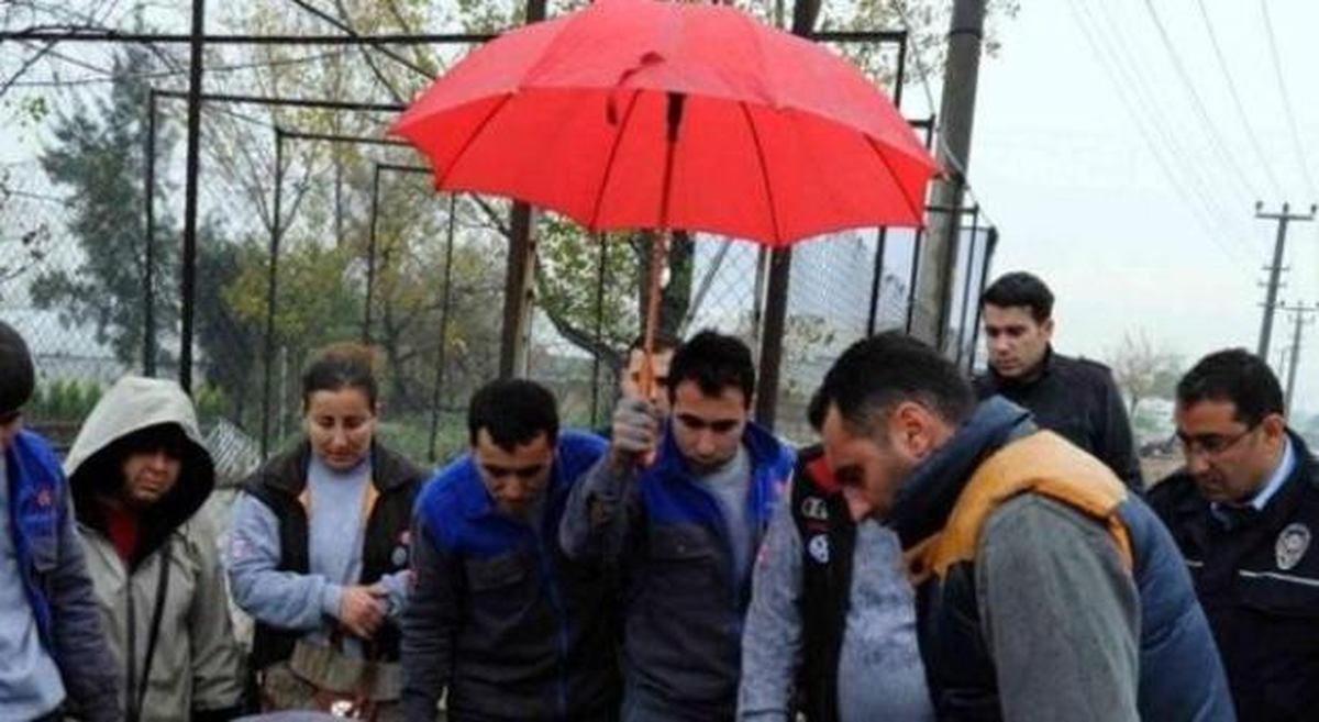 Yaralı Kadının Başında Şemsiye Nöbeti