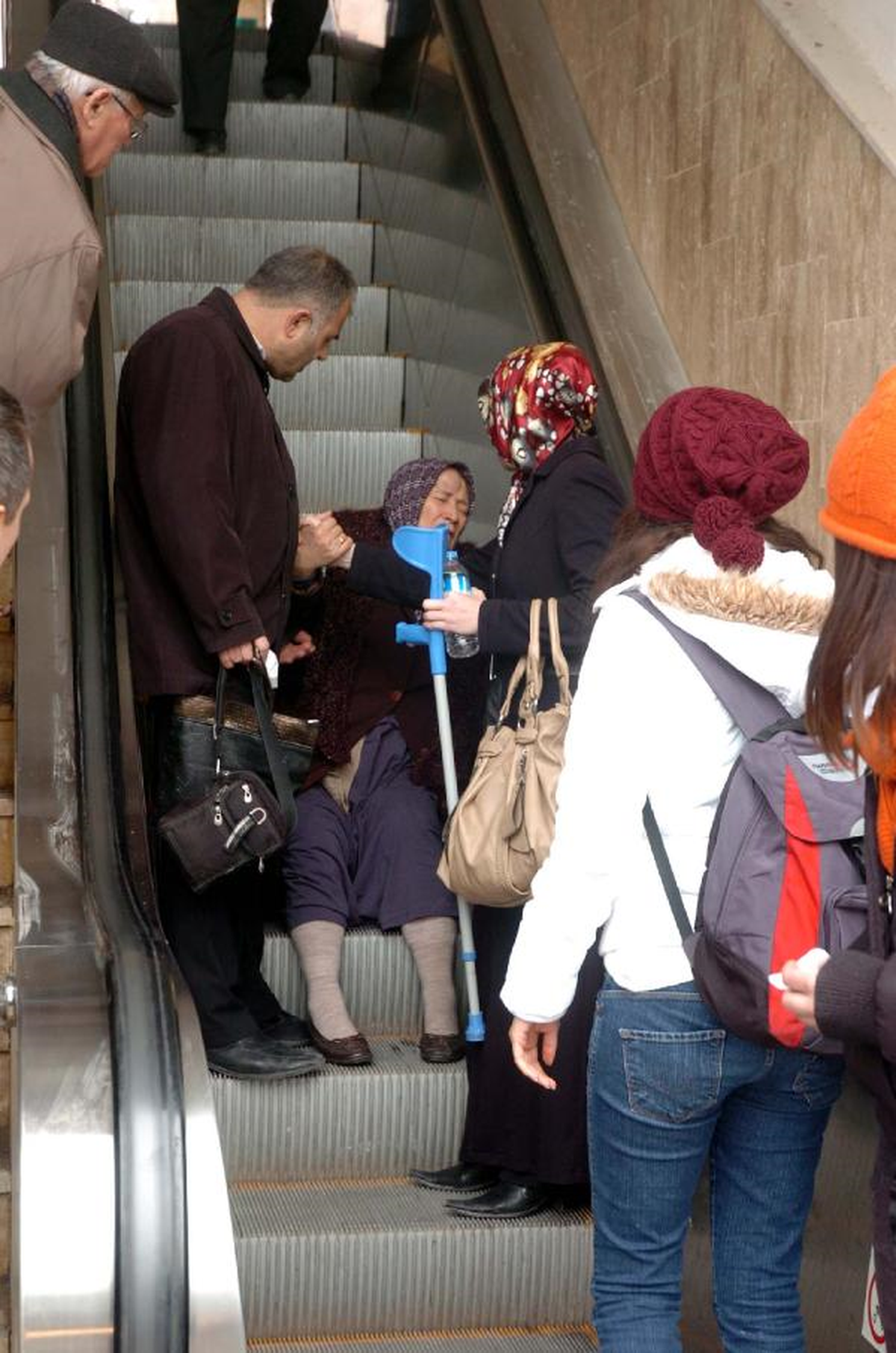 Yürüyen Merdivenden Yuvarlanan Koltuk Değnekli Kadın Yaralandı