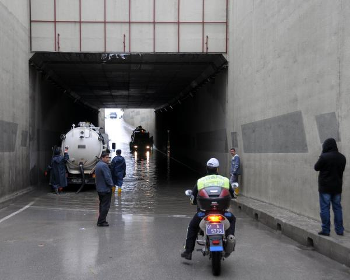 Adana\'da Sağanak Yağmur, Su Baskınlarına Neden Oldu