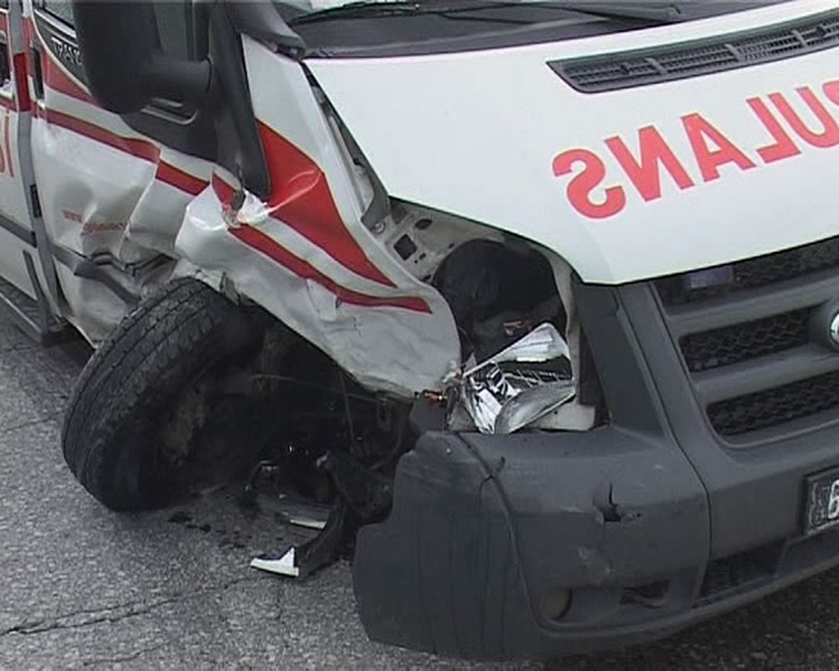 Ambulans Tır\'a Çarptı
