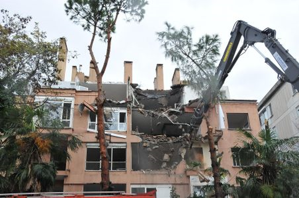 Bağdat Caddesi\'nde İlk Bina Yıkıldı