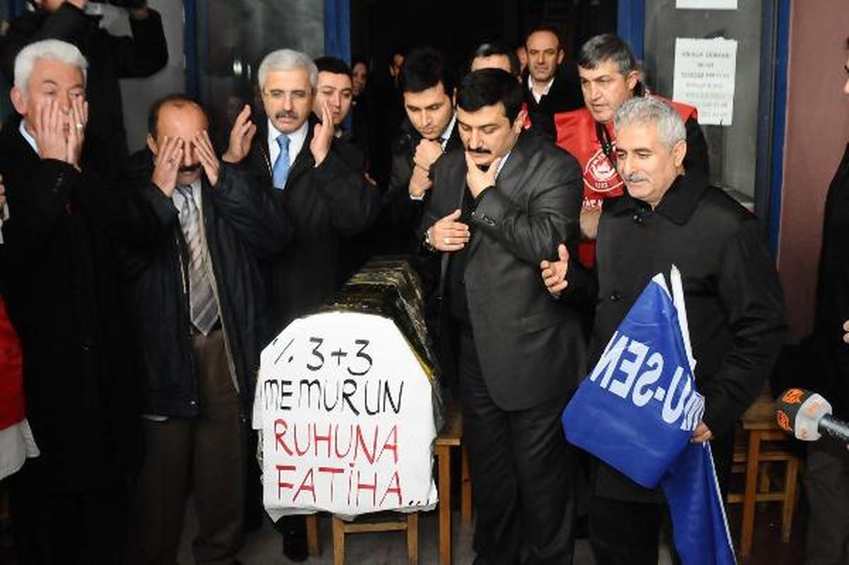 Bursa\'da Memurlardan Tabutlu Protesto
