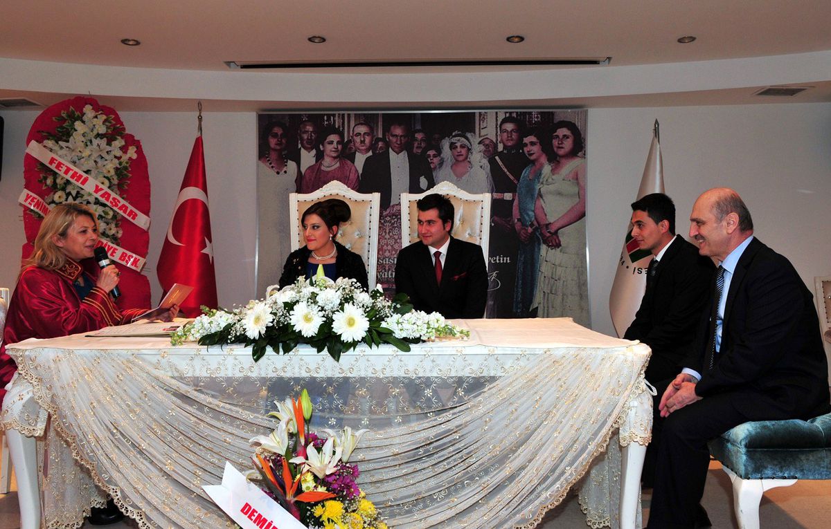 Çevre ve Şehircilik Bakanı Bayraktar, Koruma Polisi Burak Meydan\'ın Nikah Şahidi Oldu