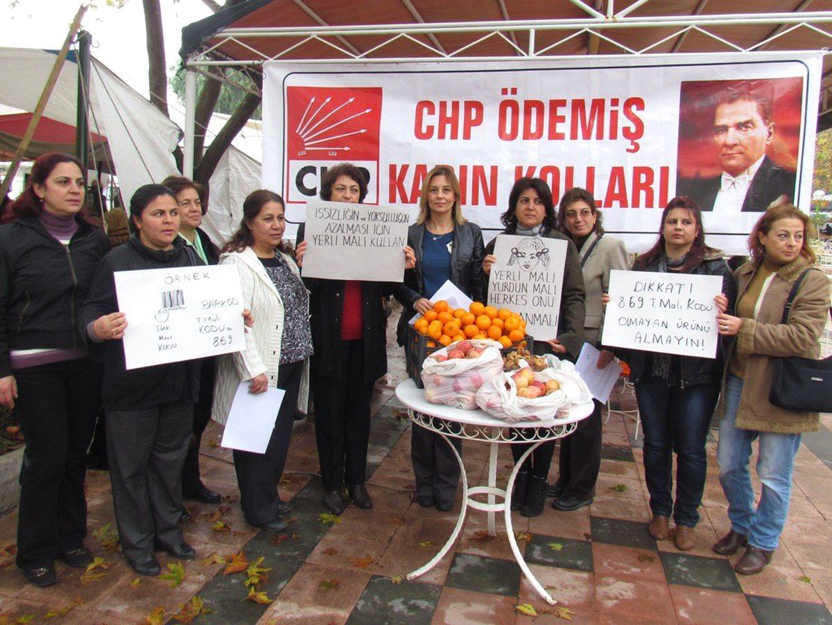 CHP\'li Kadınlar, Yerli Malı Haftası\'nı Pazarda Kutladı
