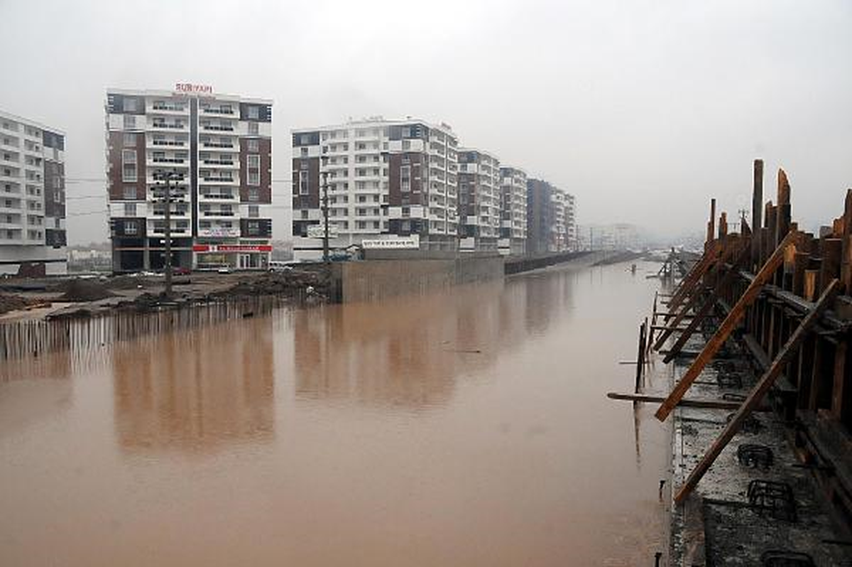 Diyarbakır\'da Çevre Yolları Sulara Gömüldü
