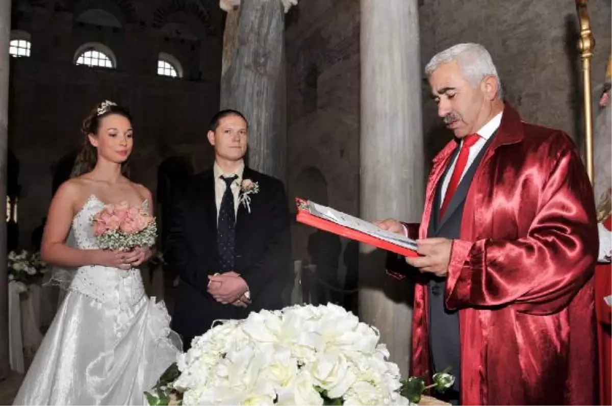 En Güzel Aşk Hikayesinin Sahibi Rus Çift, Demre\'de Nikah Tazeledi