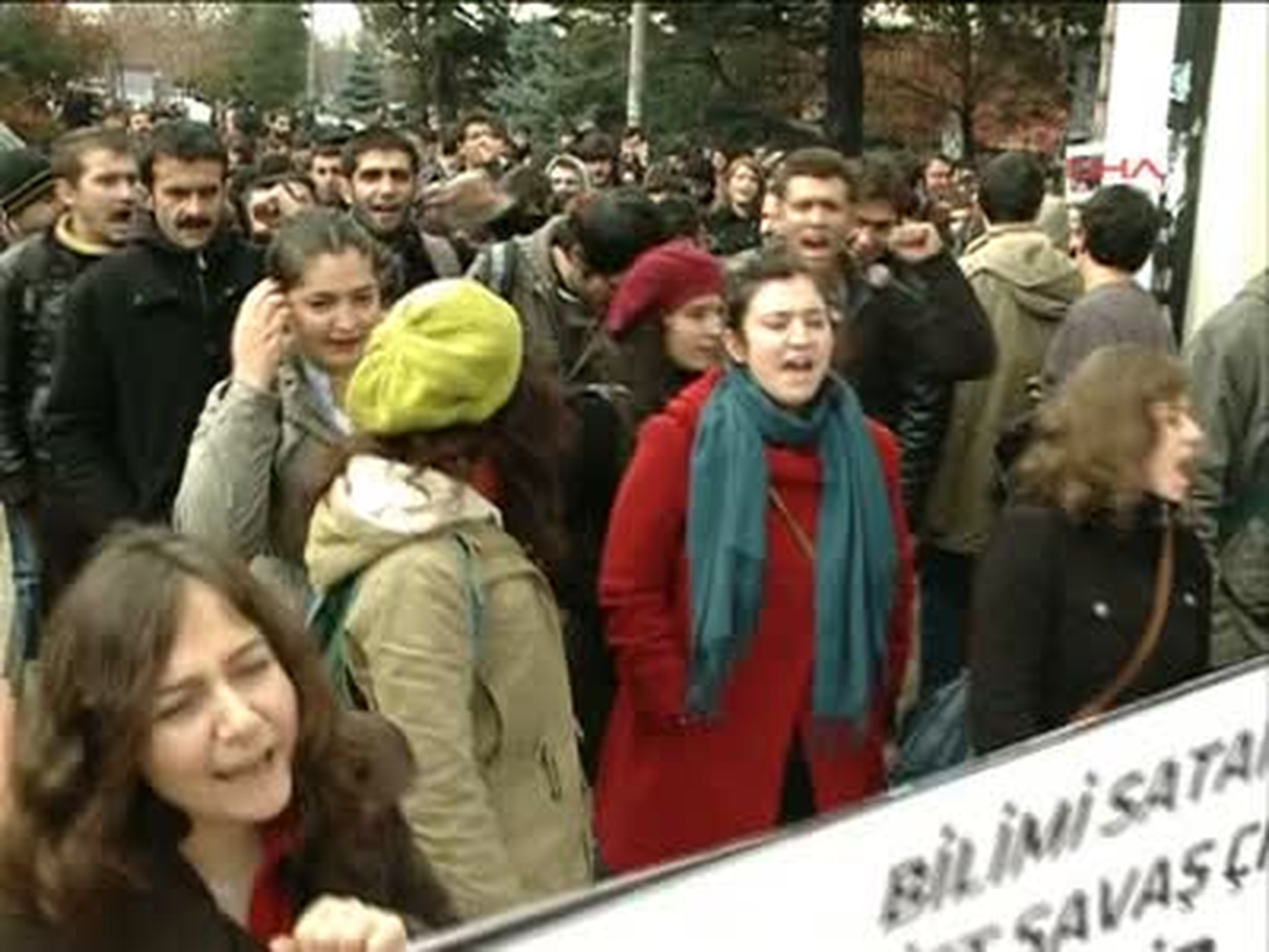 Eskişehir ODTÜ\'deki Olayları Protesto Eden Anadolu Üniversitesi Öğrencilerine Biber Gazlı Müdahale