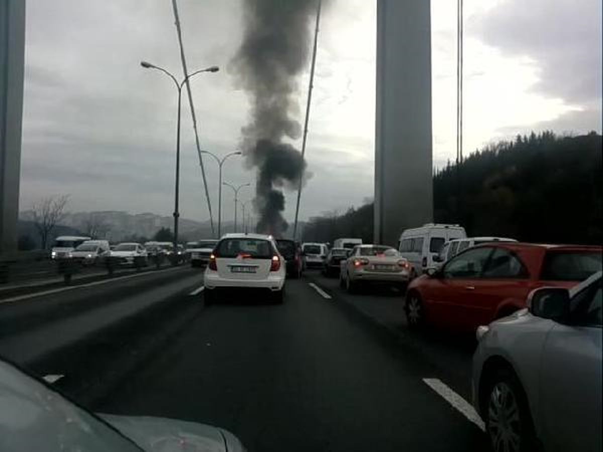 / Fsm\'de Yanan Araç Trafiği Felç Etti (3)
