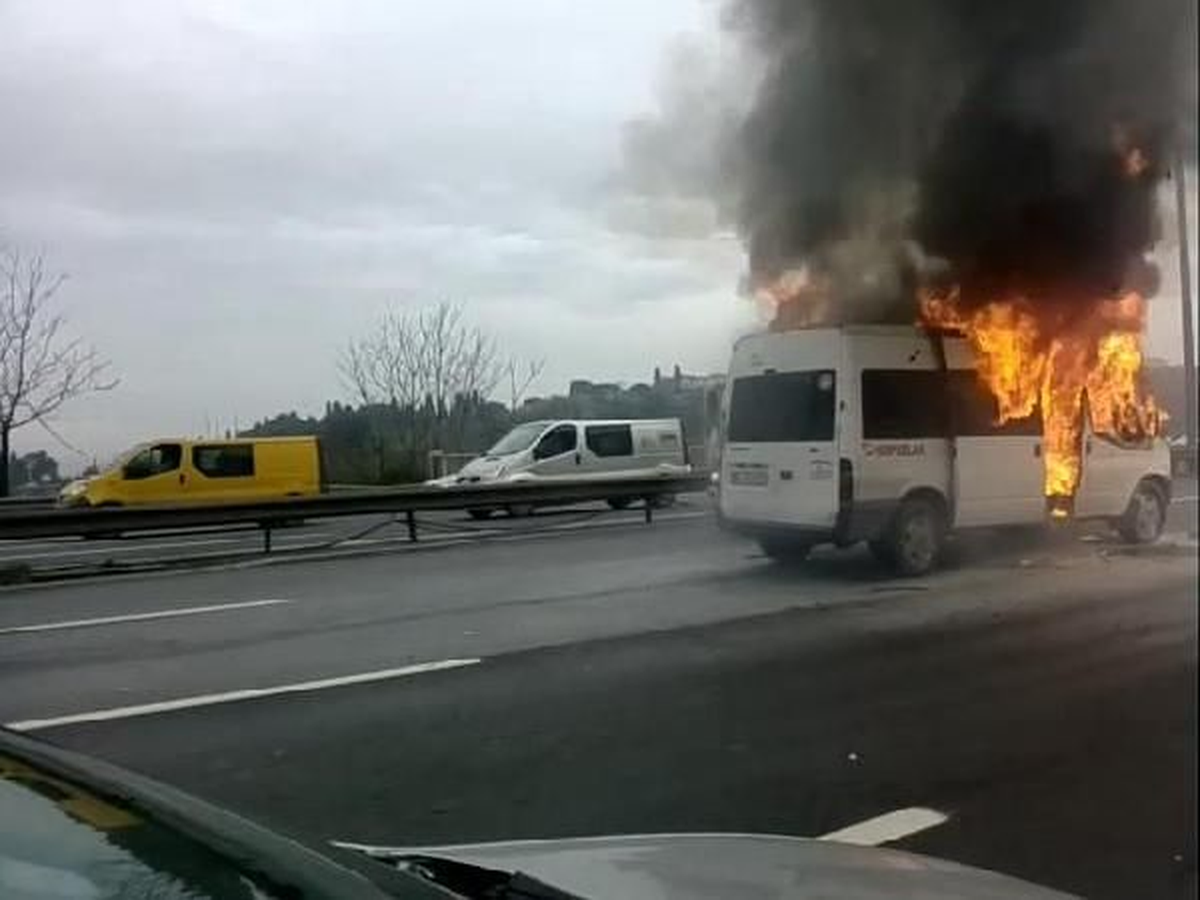 Fsm Köprüsü Çıkışında Minibüs Yandı
