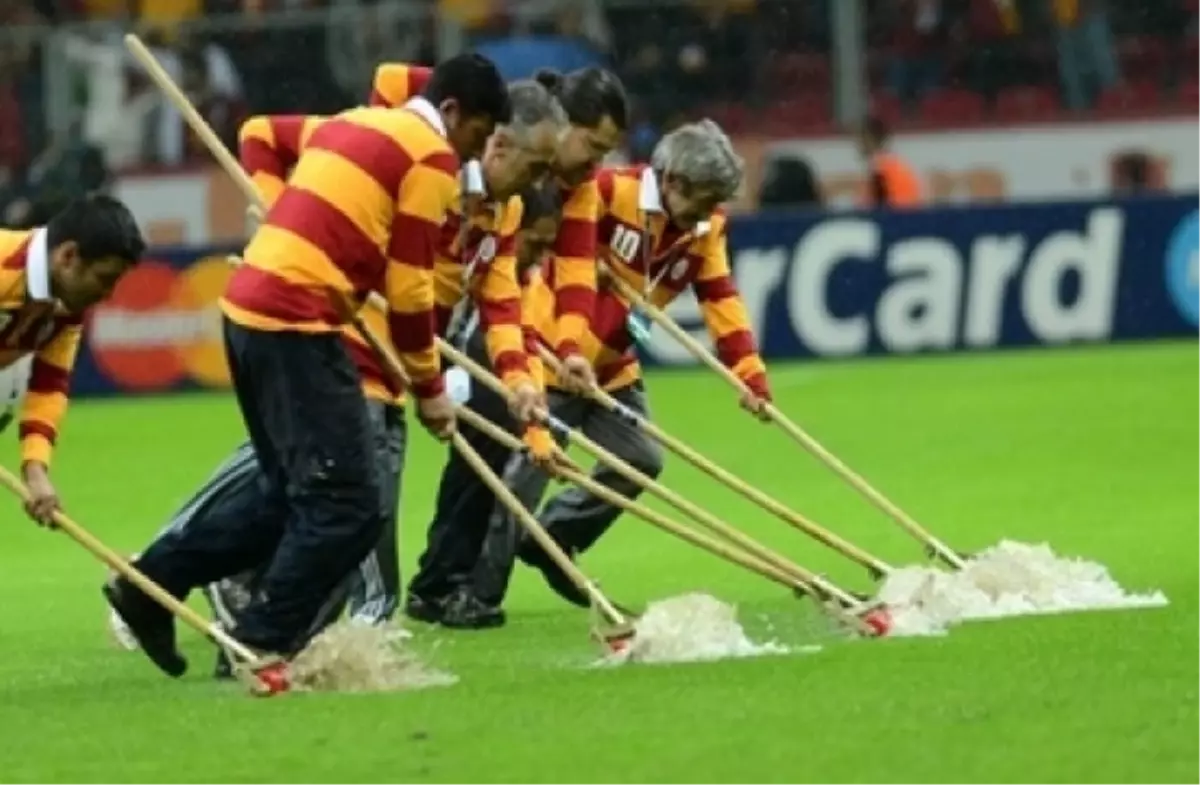 Arena'nın Zeminini Yenileniyor