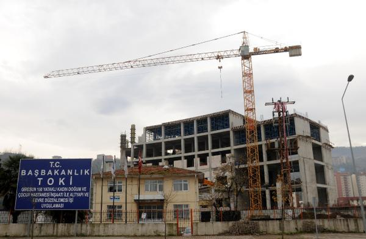 Giresun\'da Hastane İnşaatında Çalışan İşçiler İş Bıraktı