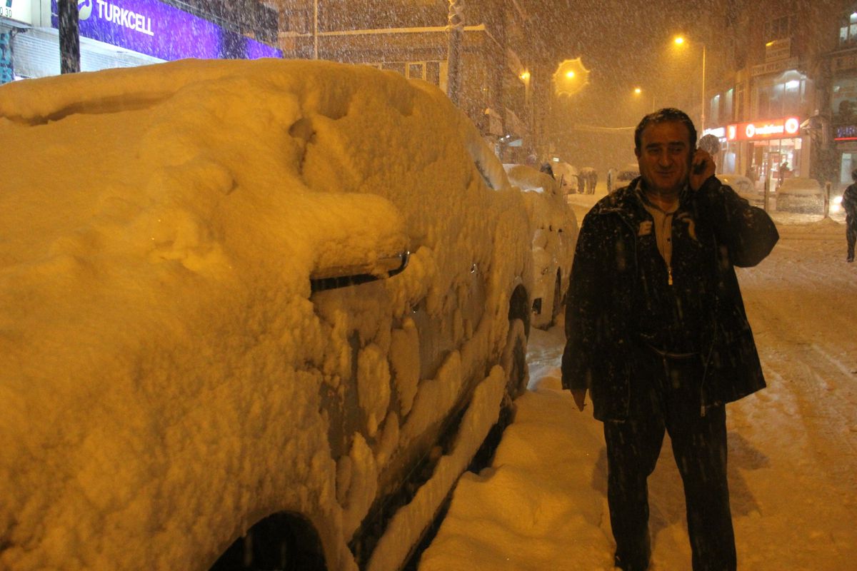 Hakkari\'de Kar Yağışı Yolları Kapattı