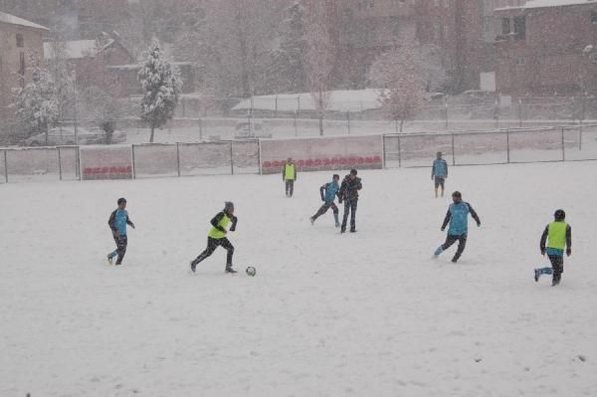 Hakkari Karla Kaplı Sahada Antrenman
