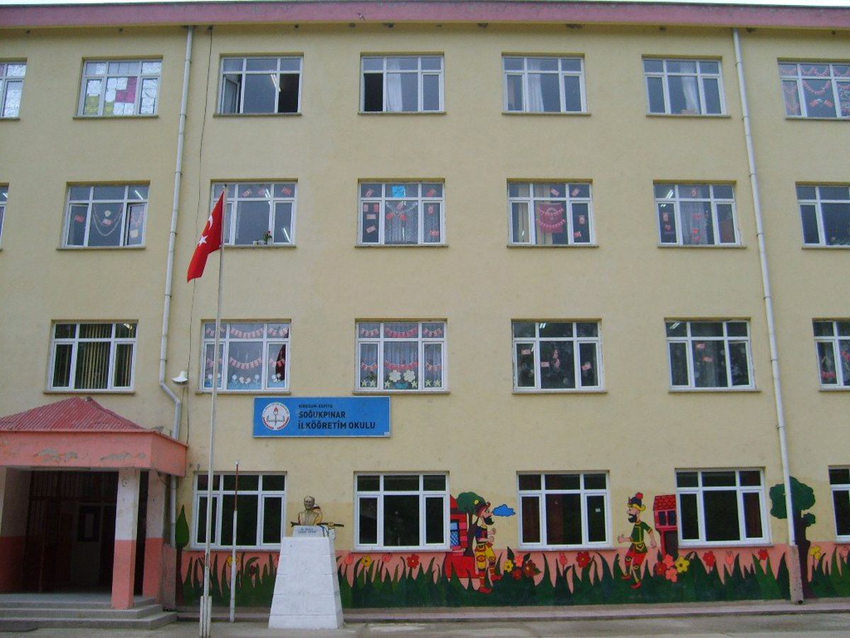 Hırsızlar Okulun Tabelasını Çaldı