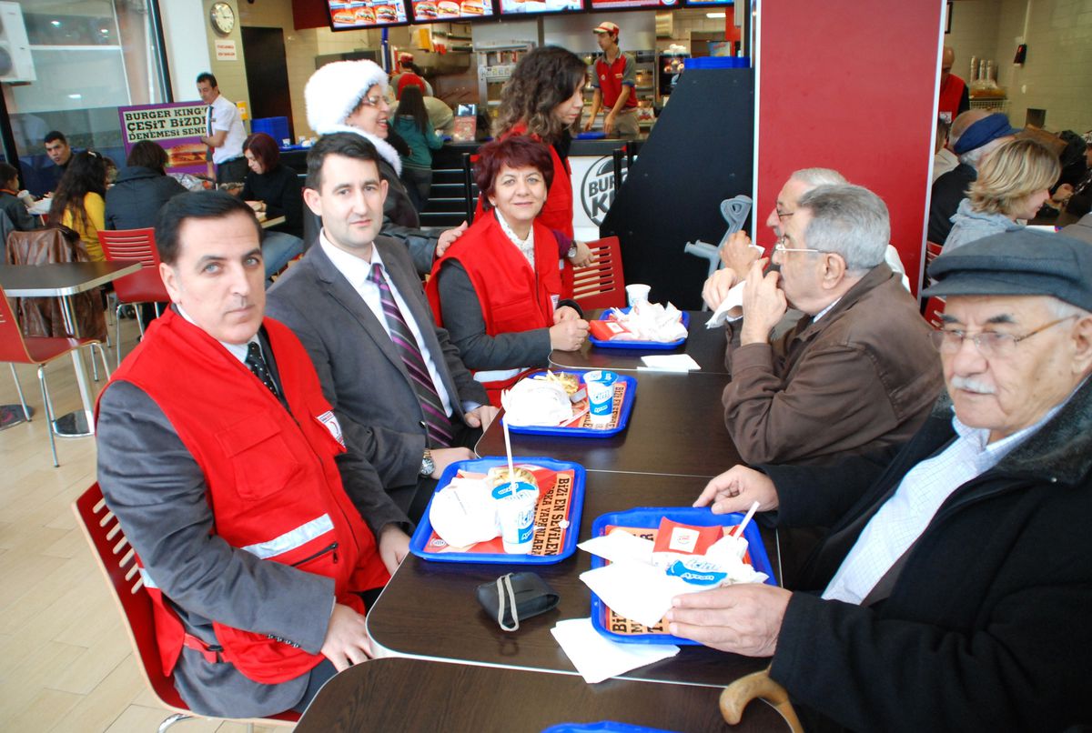 Huzurevi Sakinleri Burger King\'de Buluştu