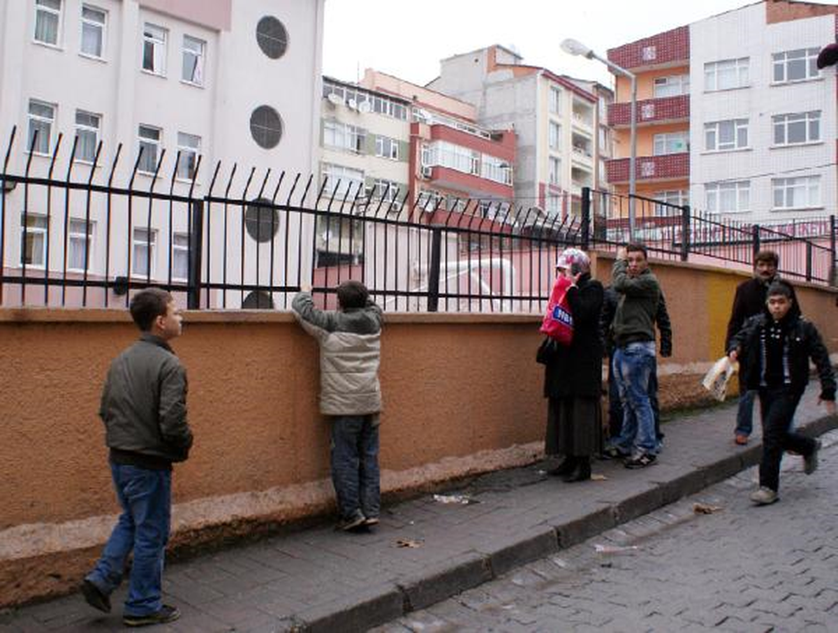 İlköğretim Okulu Öğrencisi Dördüncü Kattan Atladı