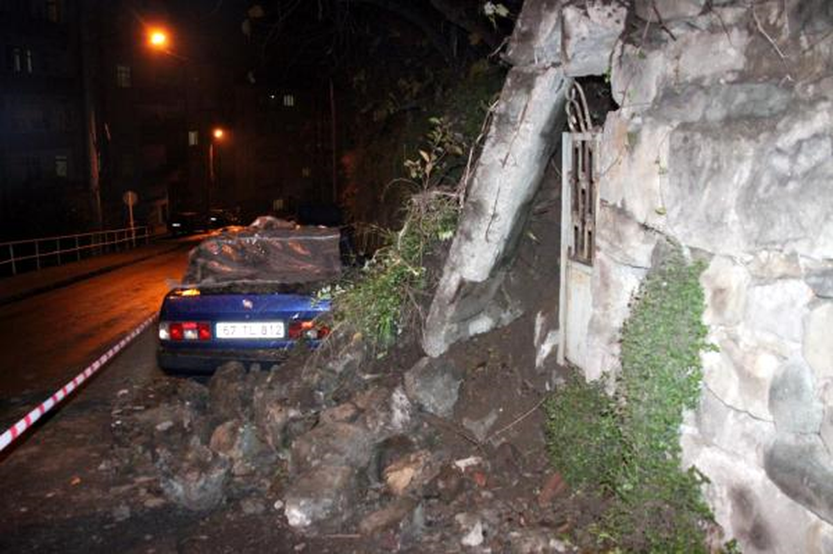 İstinat Duvarı Otomobilin Üzerine Çöktü