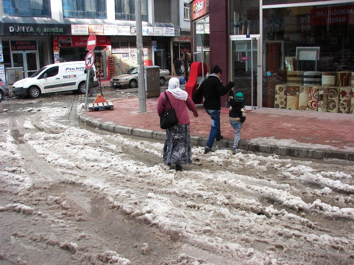 Kar Suları Eridi Vatandaş Ne Yapacağını Şaşırdı