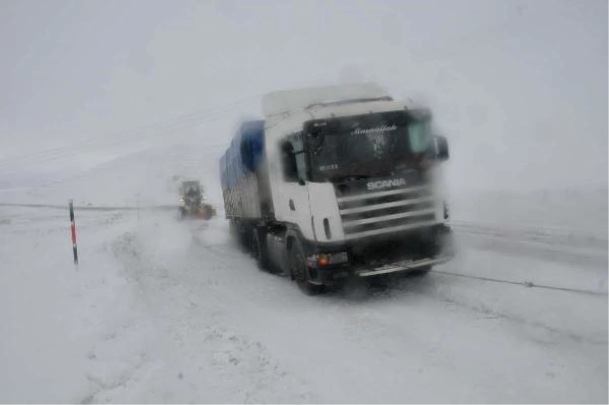 Kar Yağışı ve Tipi Sivas- Malatya Karayolunu Ulaşıma Kapattı (2)