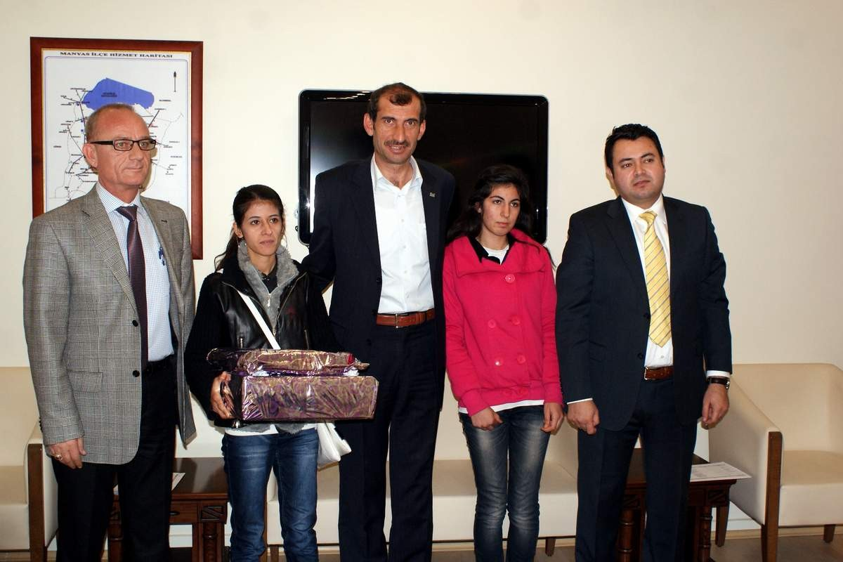 Kaymakam Avcı, Kardeşlerin Laptop İsteğini Yerine Getirdi