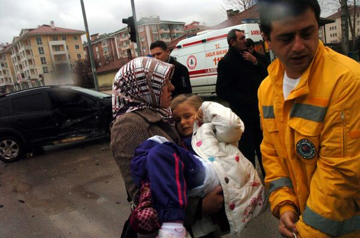 Kazada Yaralandı, Küçük Kızıyla Eşinin Bulunduğu Ambulansa Koştu