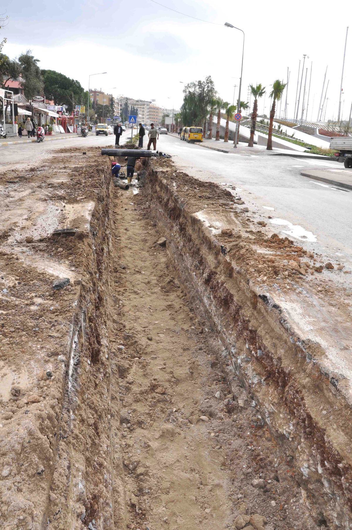 Kuşadası Sahilinde Yağmur Suyu Hattı Yenileniyor