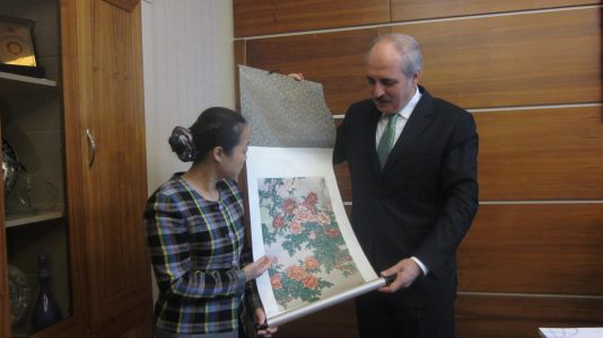 Numan Kurtulmuş Hediyeleri Kabul Etti