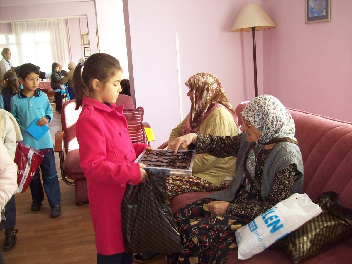 Ödemişli Miniklerden Huzurevi Ziyareti