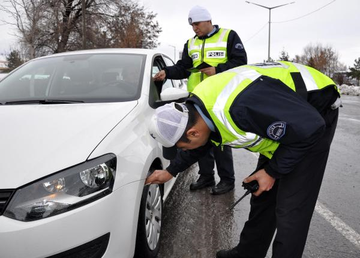 Polisten Araçlara Kışlık Denetim