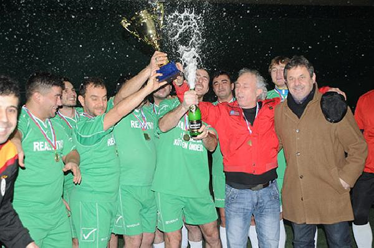 Rusya\'daki Gazetem Futbol Turnuvası\'nda Şampiyon Realty Stroy Oldu