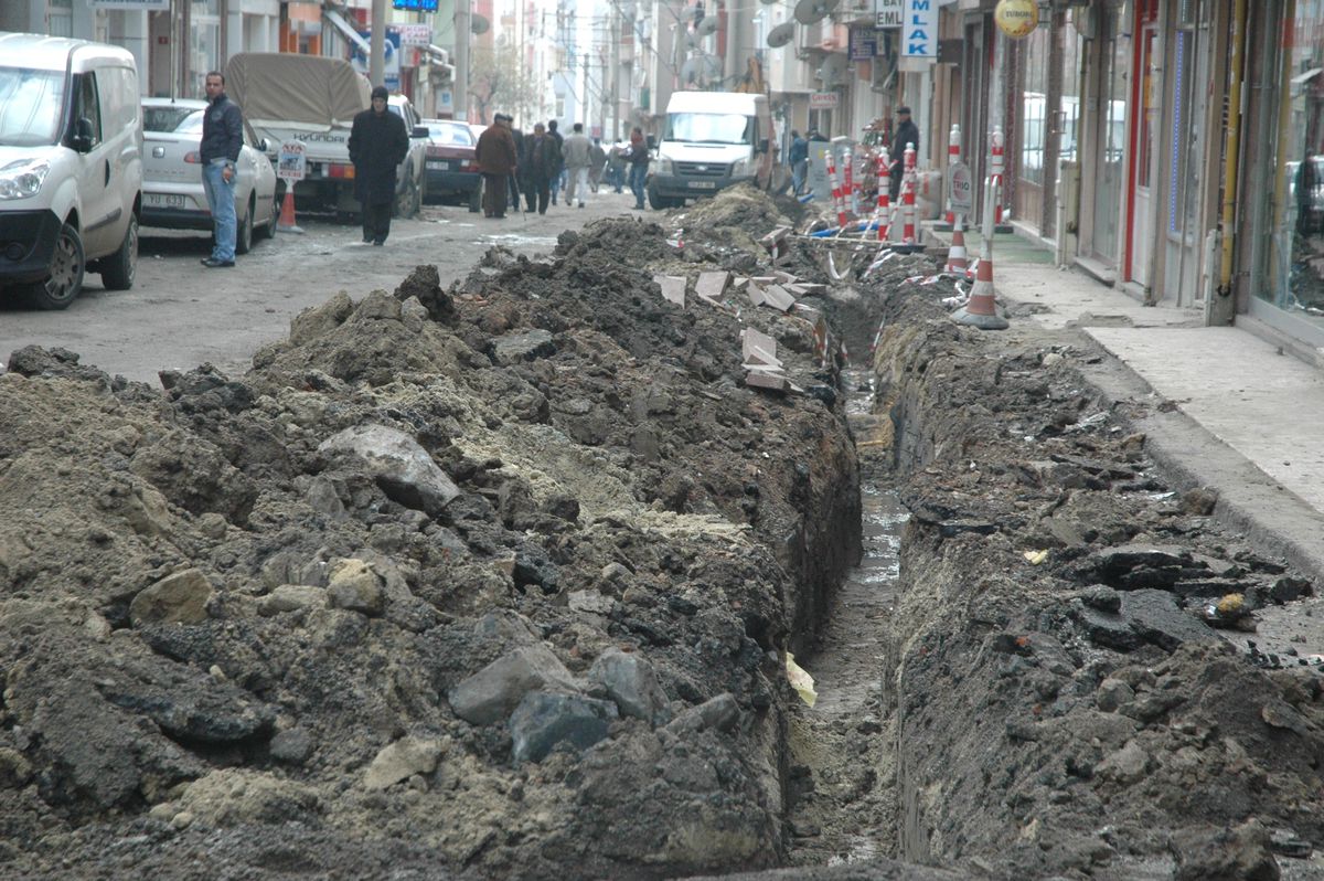 Şehit Pilot Ulaş Türk Caddesi\'nde Elektrik Telleri Yer Altına Alınıyor