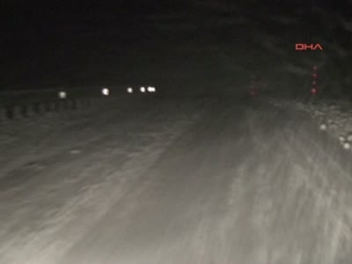 Tırlar Yolu Kapattı, Sürücüler Saatlerce Bekledi