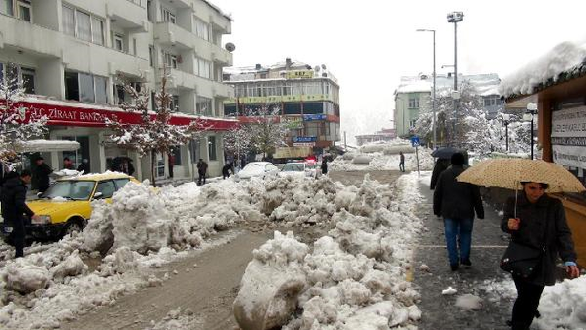 Tunceli\'de Kar Yolları Kapadı, Okullar Tatil Edildi