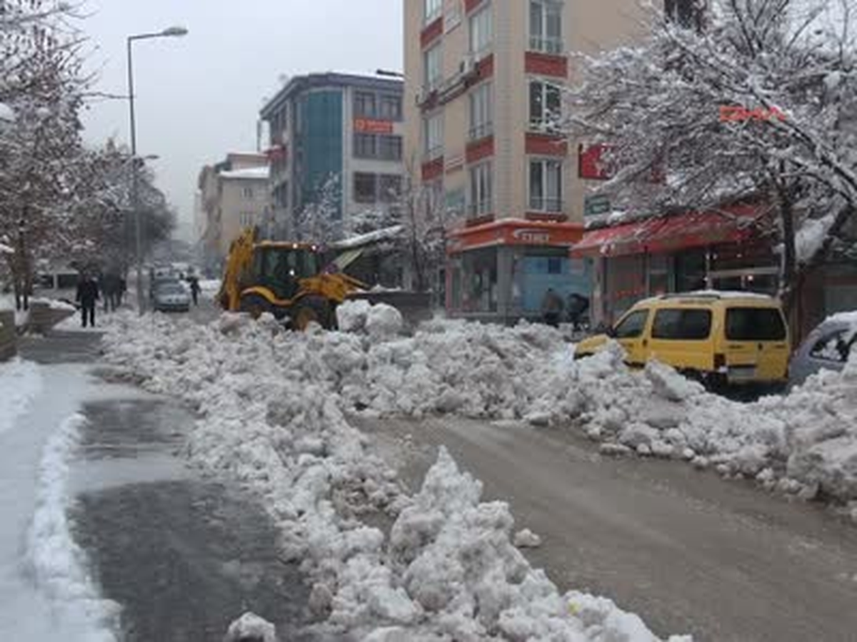 Tunceli\'de Kar Yolları Kapadı, Okullar Tatil Edildi