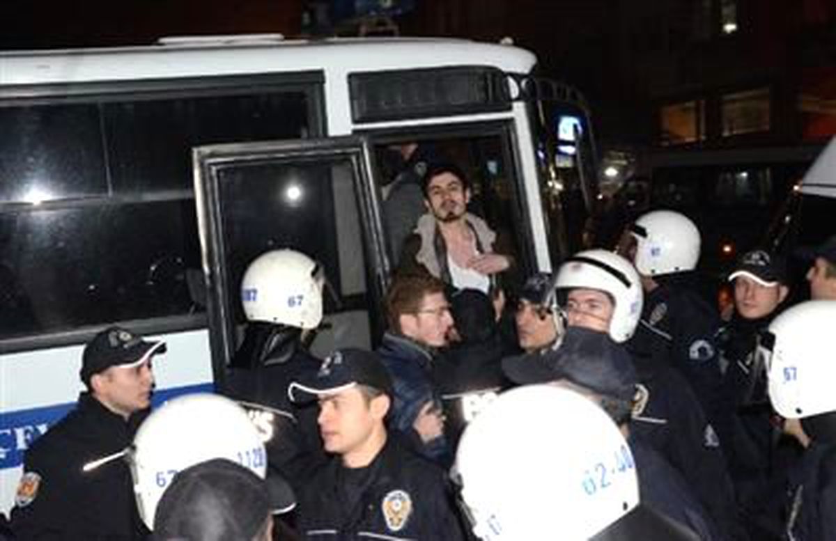 Üniversitede Eylem Yapan Öğrencilere Müdahale: 20 Gözaltı