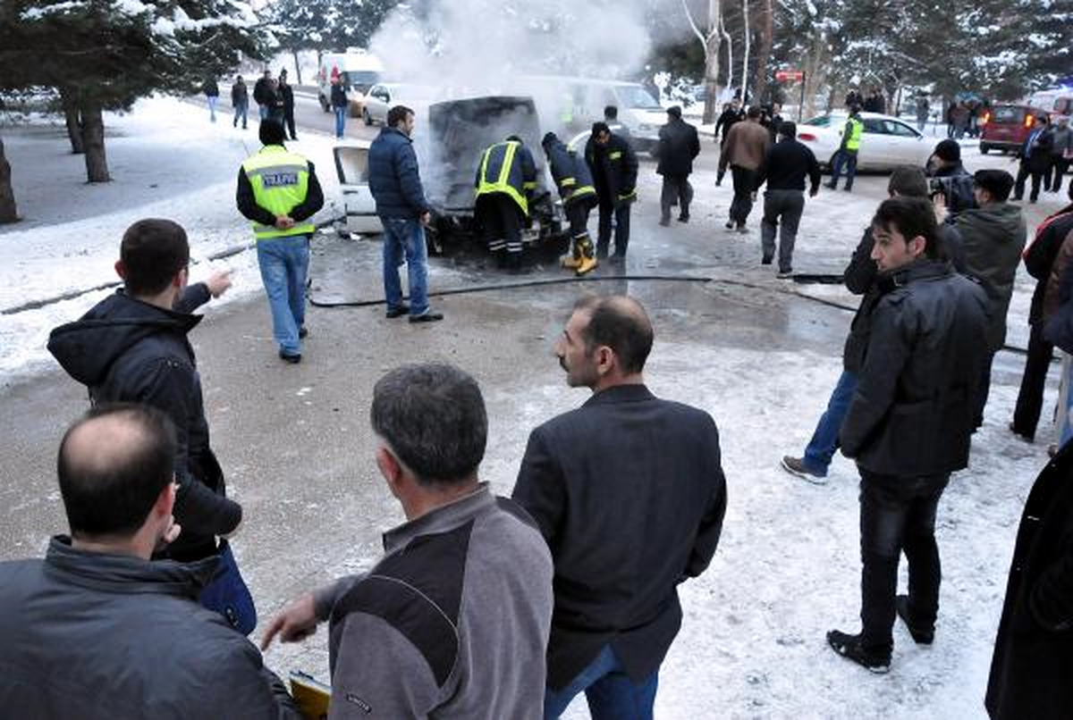 Yanan Otomobilden Eşya Kurtarma Telaşı