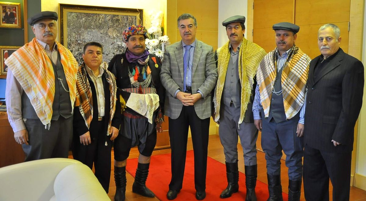 Yörükler Vali Kerem Al\'a Azık Torbası ve İşleme Hediye Etti