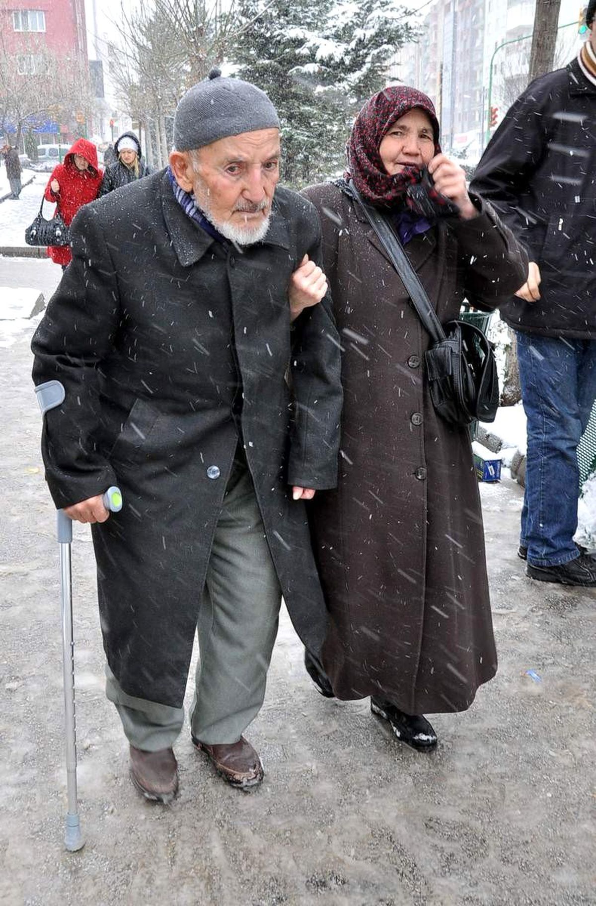 85 Yaşındaki Adamı Dolandırdılar
