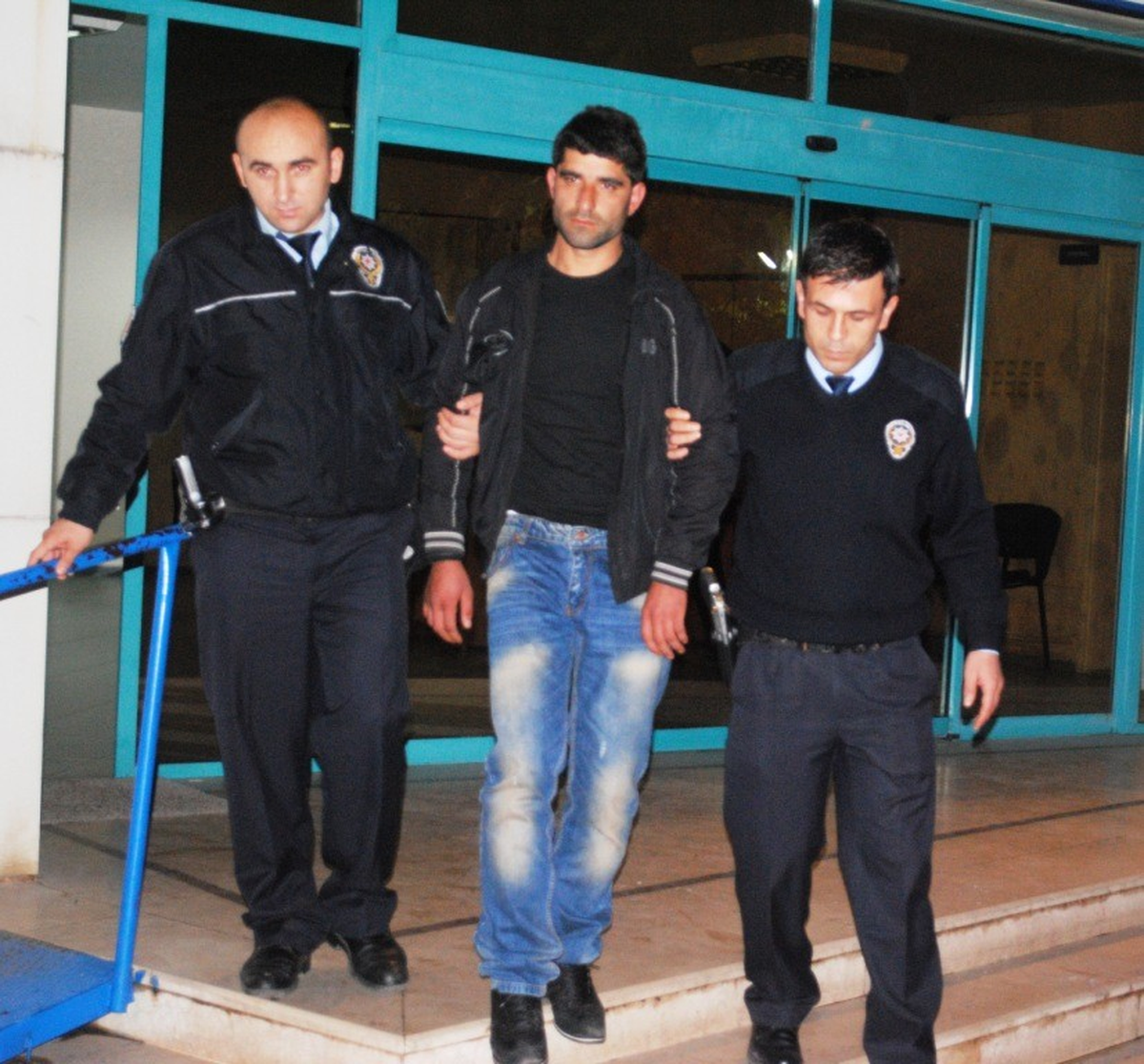 Araçtan Çanta Çalan Hırsız Yakalandı