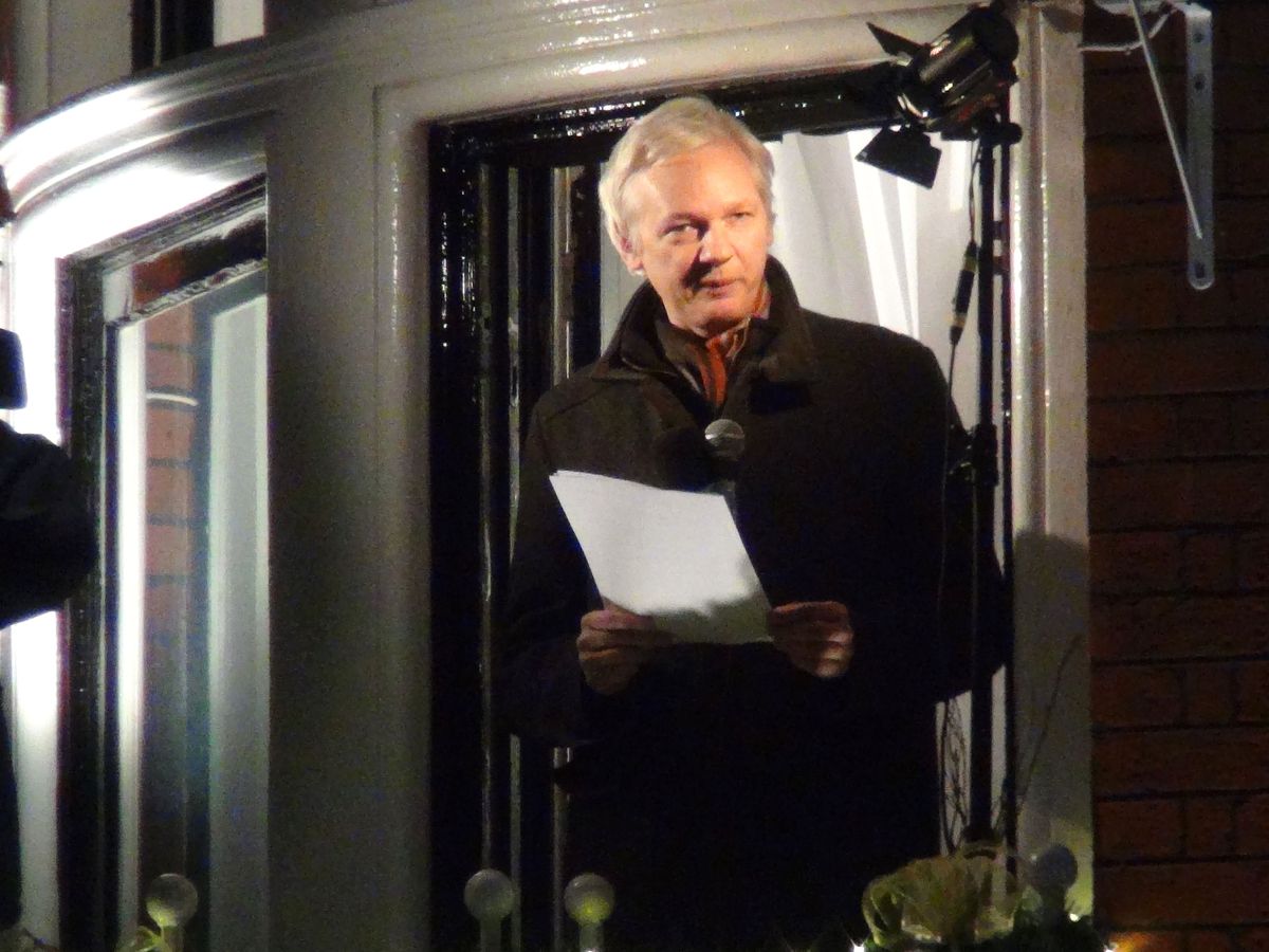 Assange Londra\'da "Balkon Konuşması" Yaptı."2013 Yılında Dünyadaki Her Ülkeyi İlgilendirecek Bir...